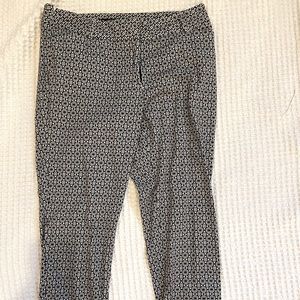 Capri style pants size 10 black and white
